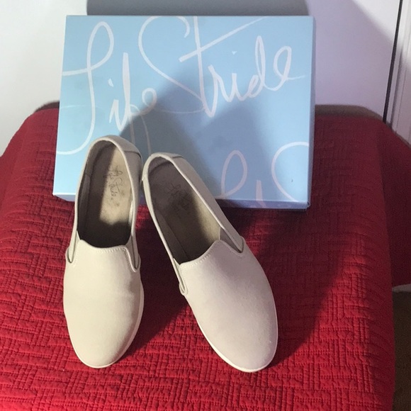 Life Stride Shoes - EUC LIFE STRIDE 8.5 MOTORWAY NATURAL WOMENS WEDGE SLIP ONS.